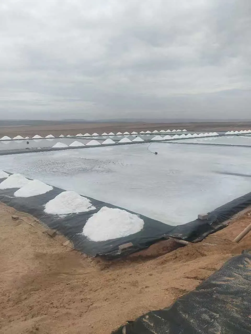 Produção de sal marinho natural em salinas de Angola